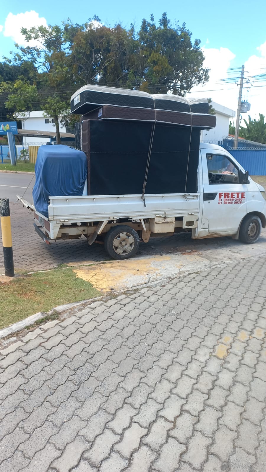 Veículo pequeno da Fernando Mudança realizando um frete com móveis e colchão
